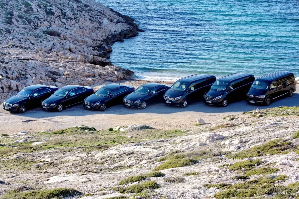 Flotte de voitures de luxe près de la mer - Service VTC et chauffeur privé à Biarritz