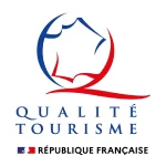 Label Qualité Tourisme attribué à un service de chauffeur VTC à Biarritz, gage de confort et professionnalisme