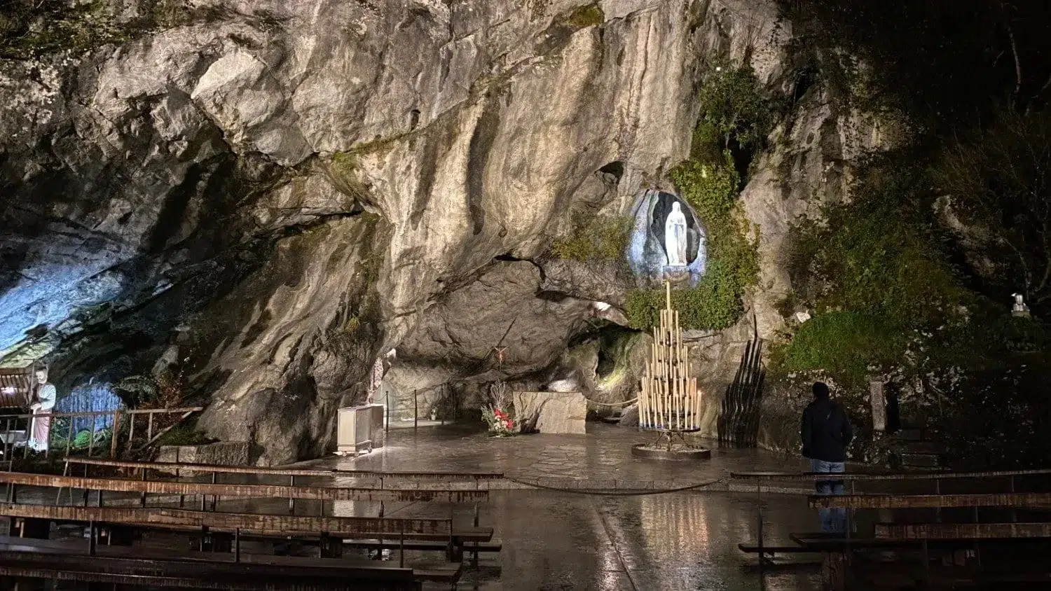 Chauffeur de Biarritz à Lourdes pour une excursion à la journée avec visite de la grotte de Massabielle.