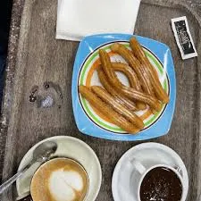 Churros croustillants accompagnés de chocolat chaud au Monte Igueldo à San Sebastian.