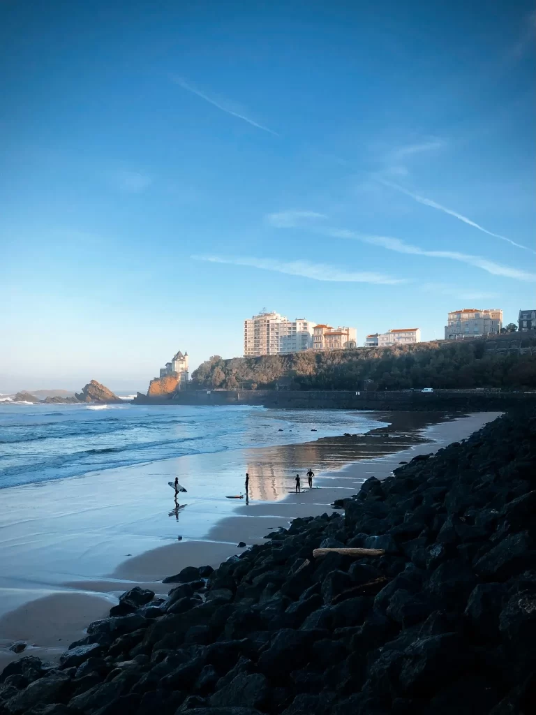 Surfeurs sur la plage de la Côte des Basques à Biarritz