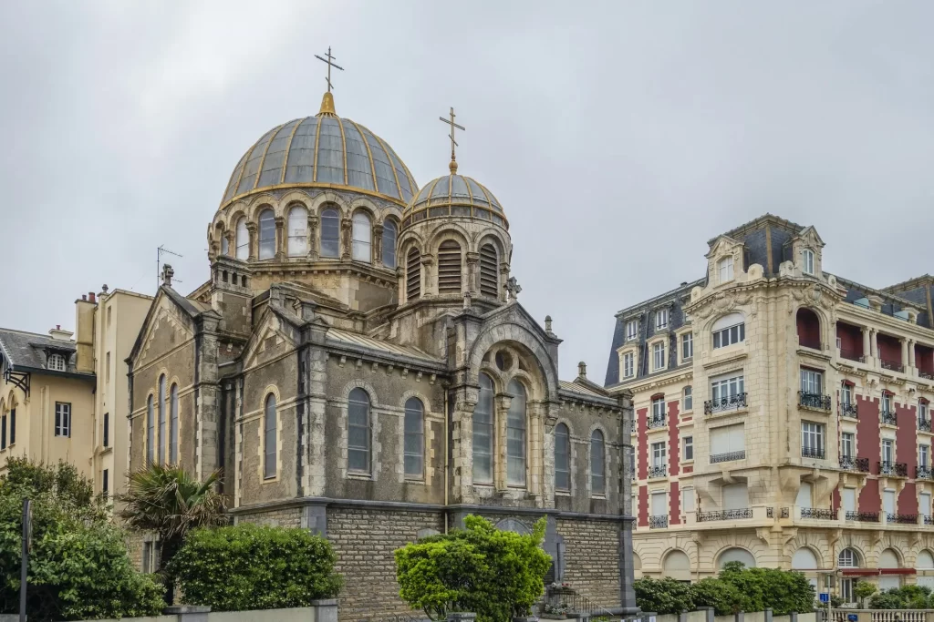 Église orthodoxe de Biarritz avec des bâtiments historiques environnants