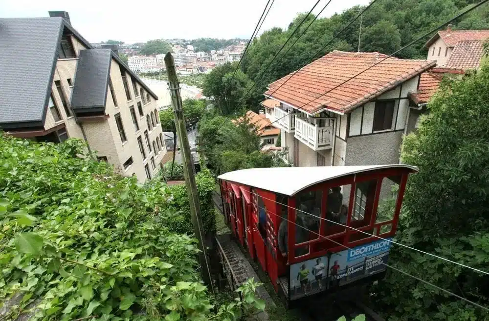 Funiculaire menant au sommet du Monte Igueldo à San Sebastian, entouré de verdure et d’architecture basque