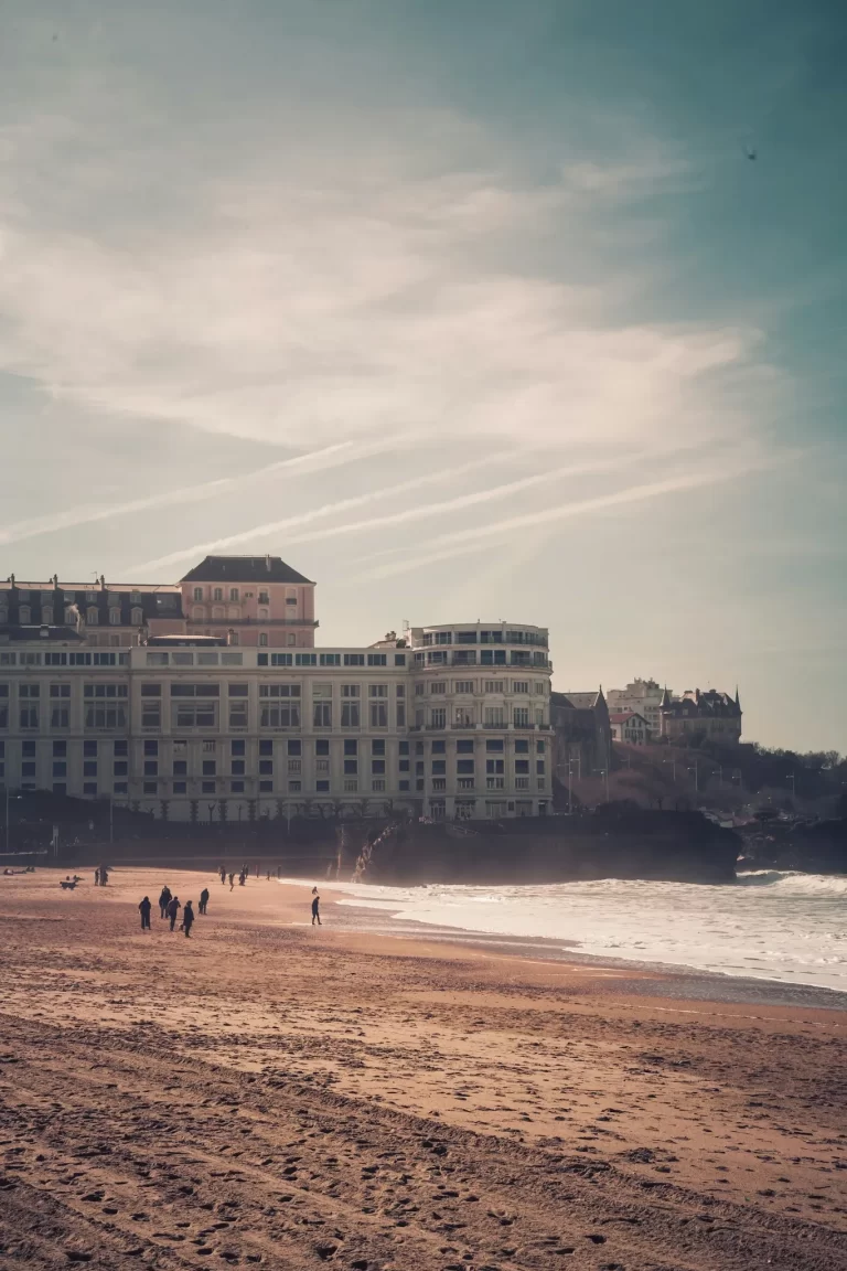 Grande Plage de Biarritz avec des promeneurs