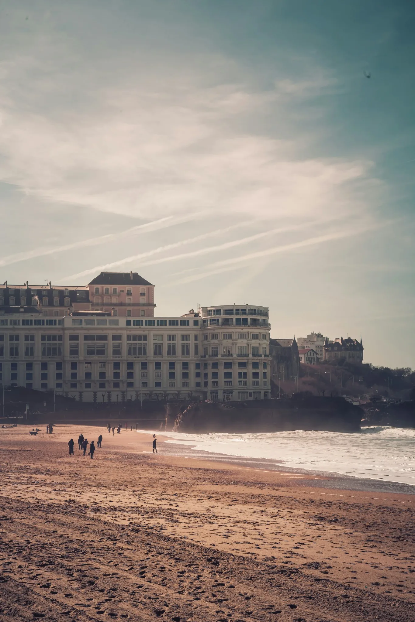 Grande Plage de Biarritz avec des promeneurs