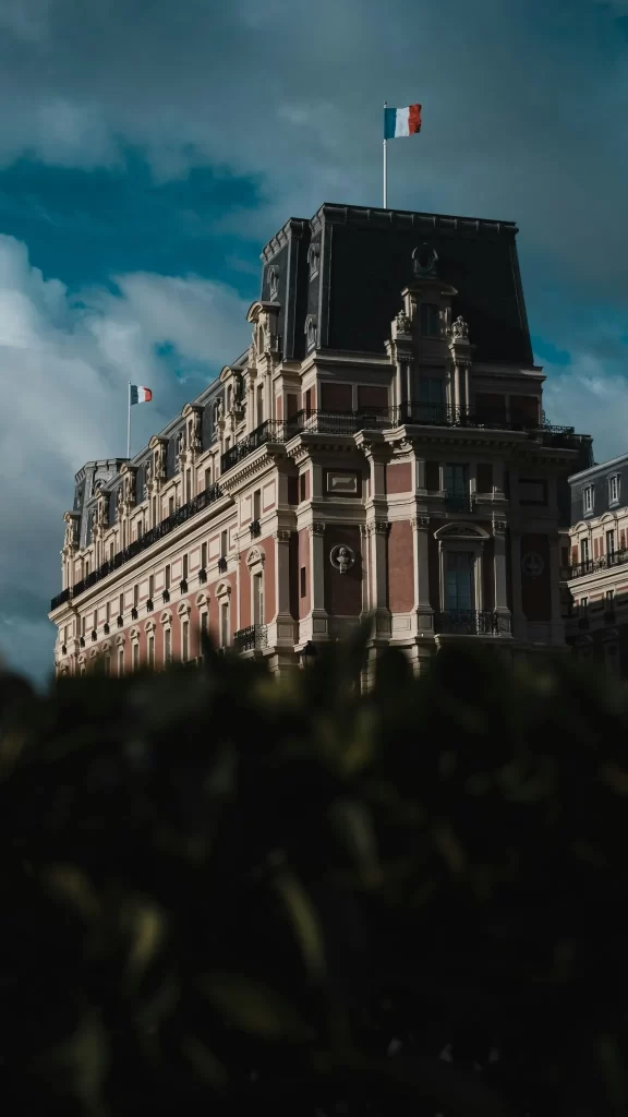 Hôtel du Palais de Biarritz avec le drapeau français en arrière-plan