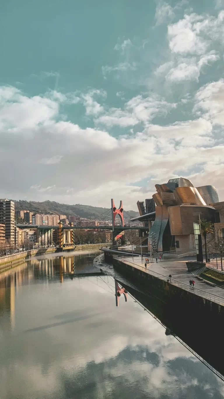 Vue panoramique du musée Guggenheim Bilbao et reflet dans la rivière.