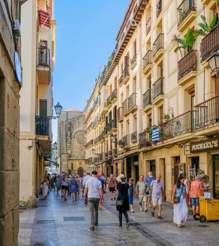 Balade dans les ruelles de la Parte Vieja à San Sebastian, avec vue sur les bâtiments historiques et l'église