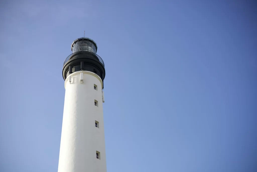 Phare de Biarritz sous un ciel bleu