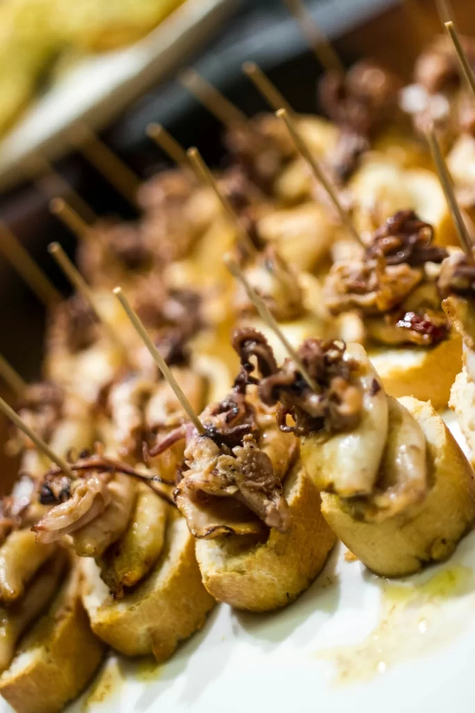 Assortiment de pintxos traditionnels à San Sebastian.