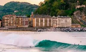Plage de Zurriola à San Sebastian, un paradis pour les surfeurs avec des vagues impressionnantes