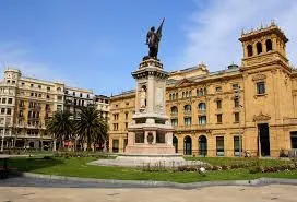 Monument de la Plaza de Gipuzkoa à San Sebastian, un lieu emblématique de la ville au cœur de l’histoire basque