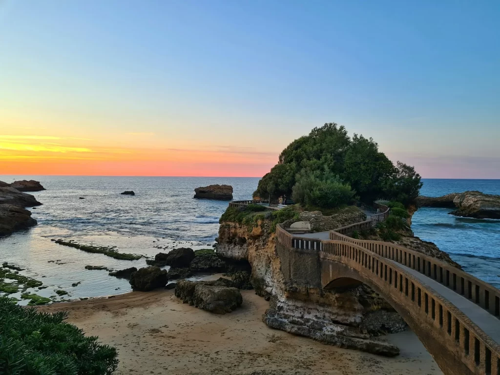 Rocher de la Vierge à Biarritz au coucher du soleil