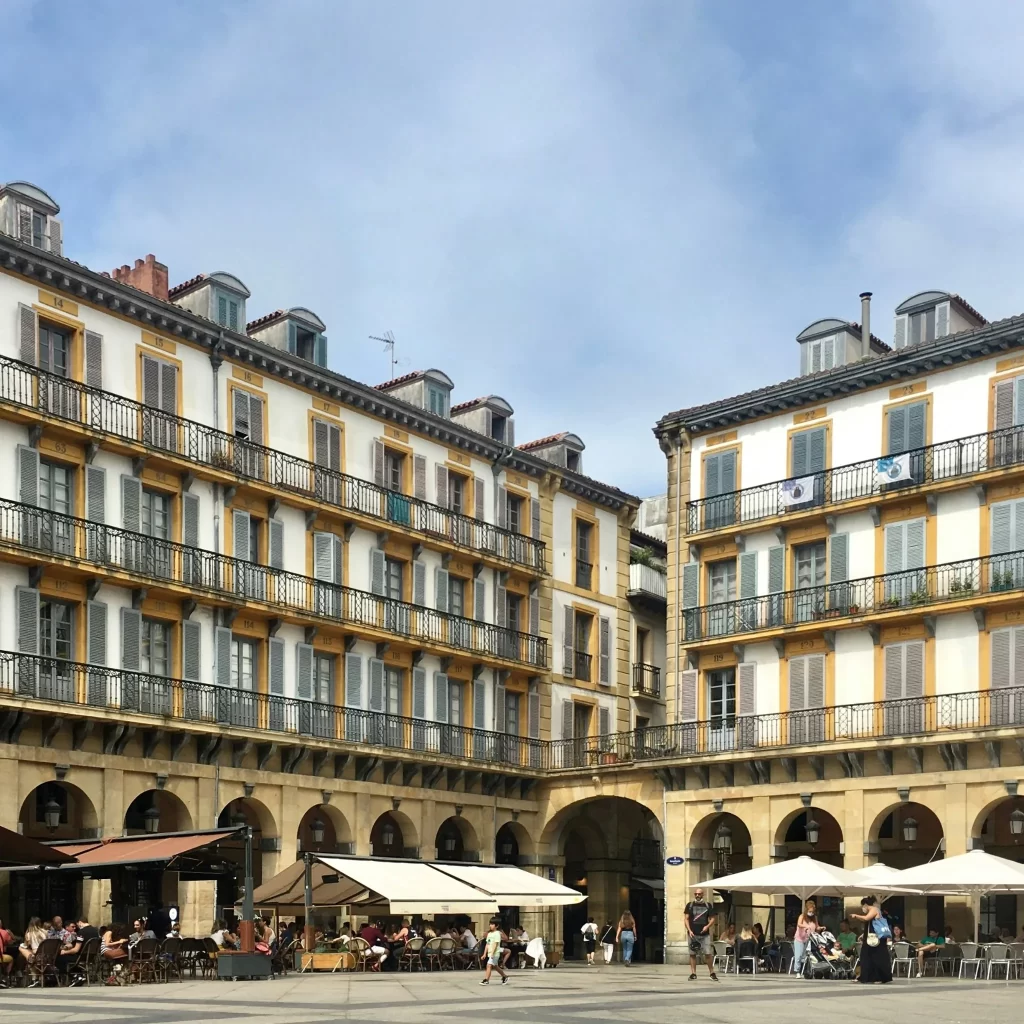 Vue de la Plaza de la Constitución dans la Parte Vieja de San Sebastian.