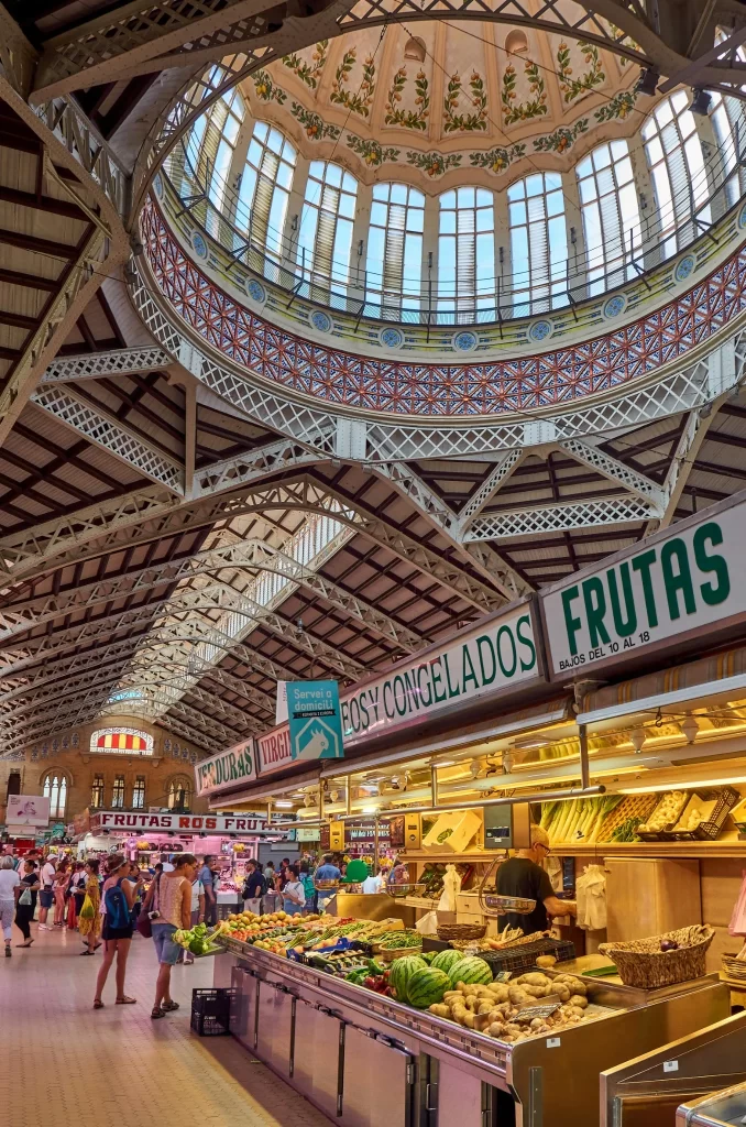 Marché animé à San Sebastian avec son architecture intérieure ornée.