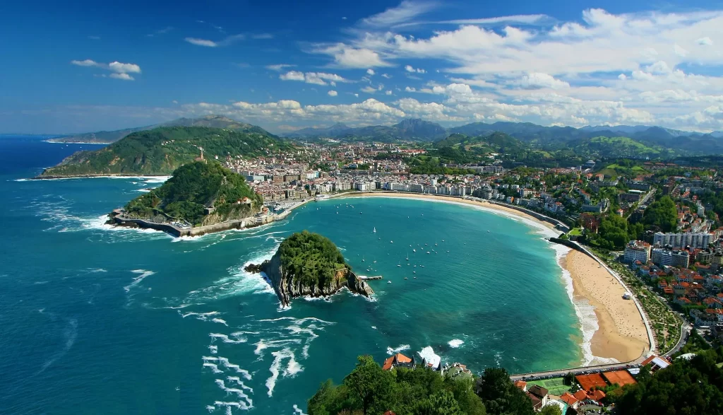 Vue panoramique de la baie de la Concha avec l'île de Santa Clara.