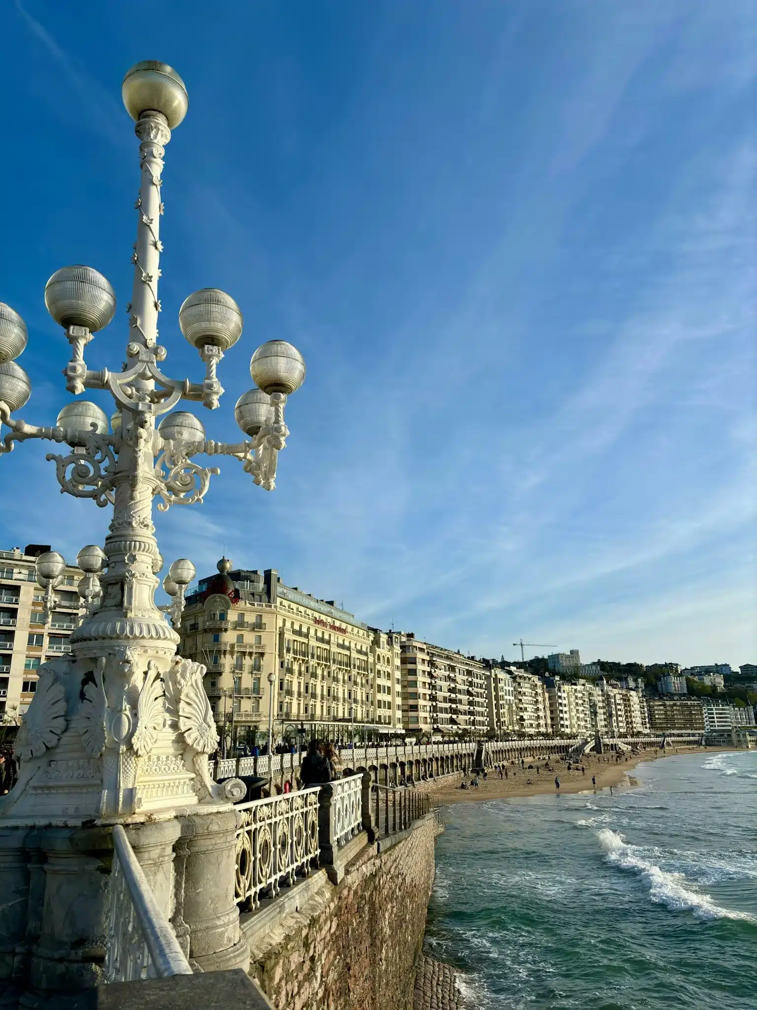 Promenade du bord de mer de San Sebastian avec vue sur la plage de la Concha