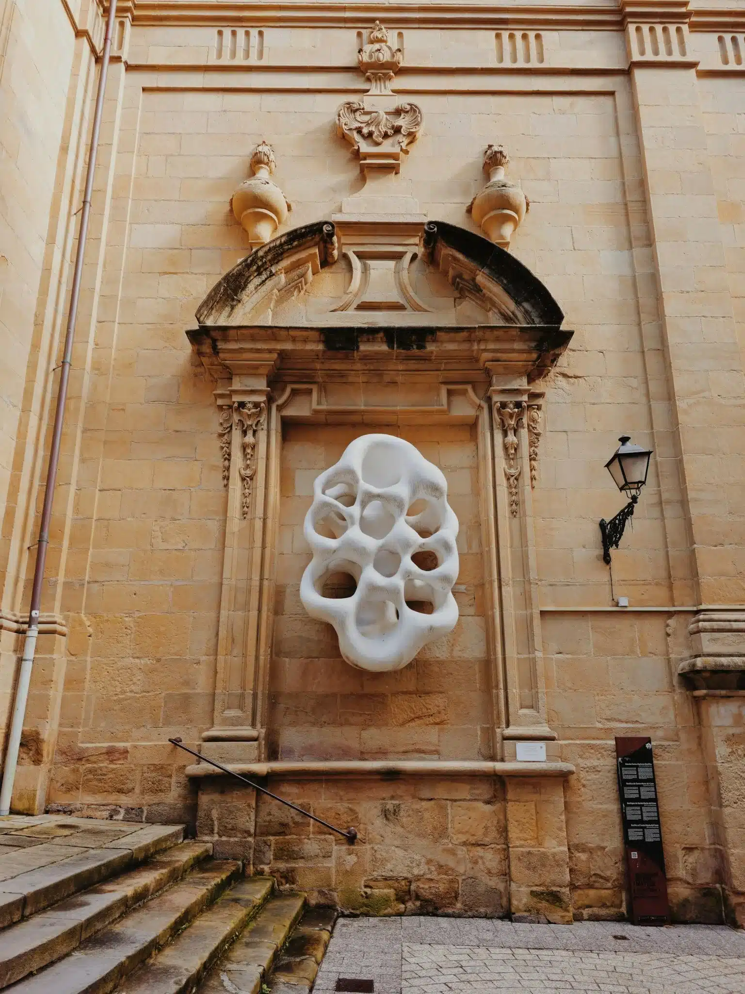 Sculpture contemporaine sur une façade d'église à Donostia