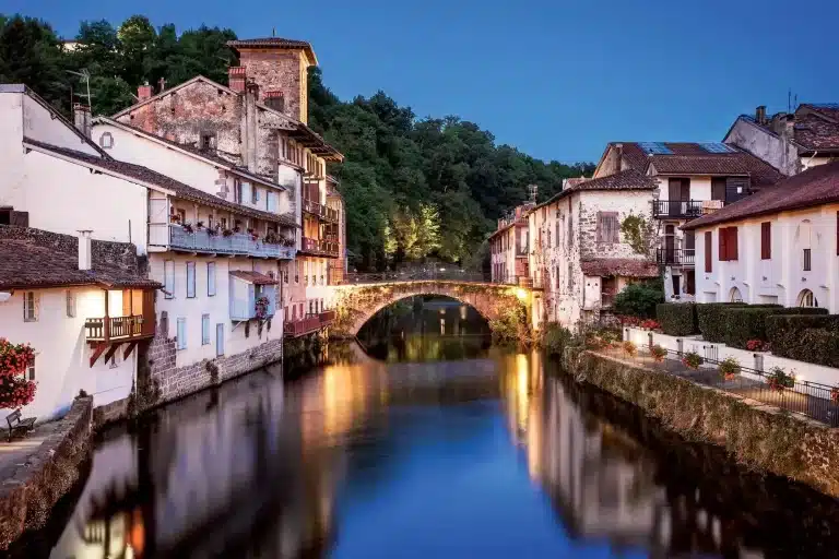 Vue de la rivière Nive à Saint Jean Pied de Port, point d'arrivée des transferts en taxi haut de gamme depuis Biarritz.