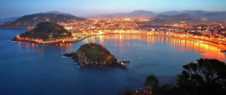 Taxi de Biarritz à San Sebastian avec vue sur la baie de la Concha en excursion de nuit