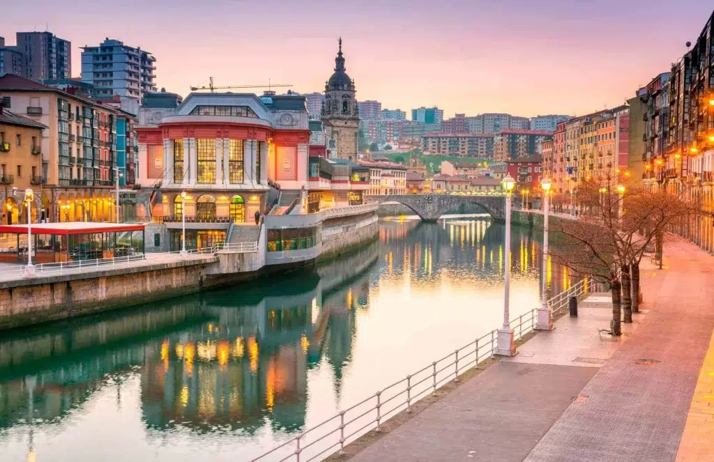 Transfert de Biarritz à Bilbao avec vue sur le centre-ville.