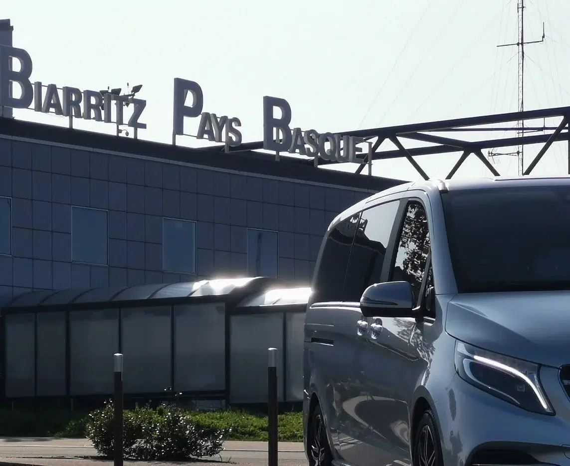 Chauffeur en attente à l'aéroport de Biarritz pour VTC