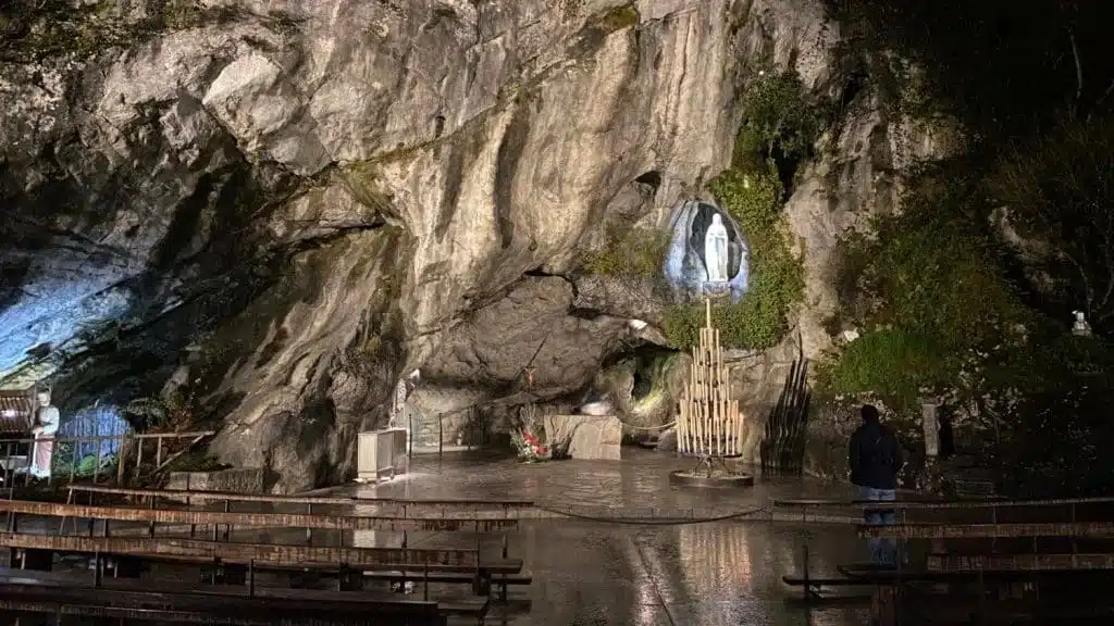 La grotte de Massabielle à Lourdes éclairée en soirée.