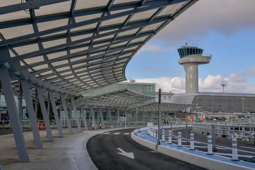 Entrée de l'aéroport Bordeaux-Mérignac - Transfert Biarritz Bordeaux Aéroport