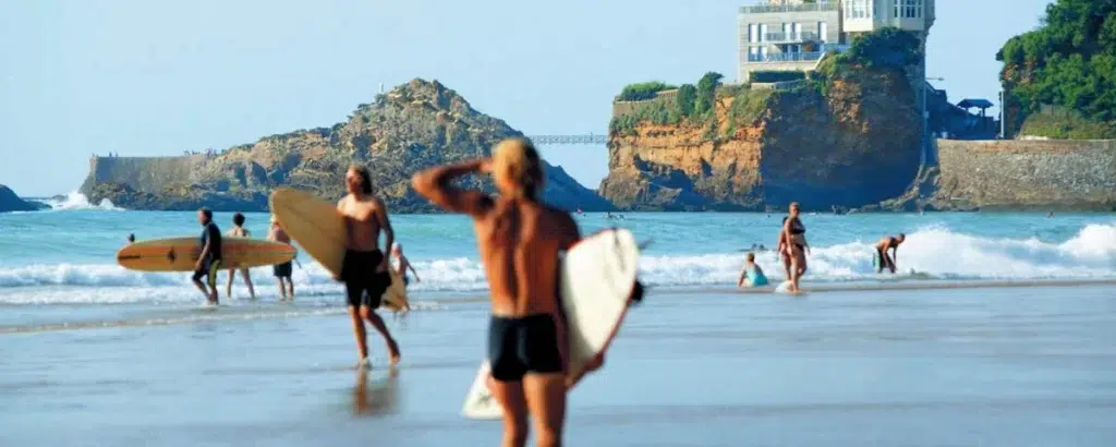 Surfeurs débutants à la plage de la Côte des Basques à Biarritz