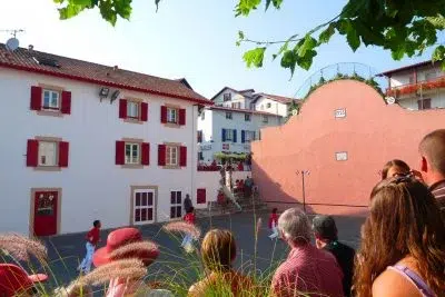 Match de pelote basque dans un fronton traditionnel au cœur d’un village basque