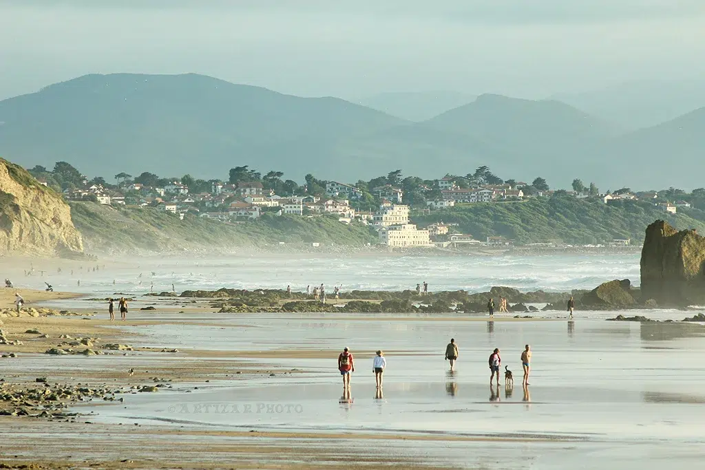 Vue panoramique de Guéthary depuis la plage d’Ilbarritz, un havre de calme sur la côte basque