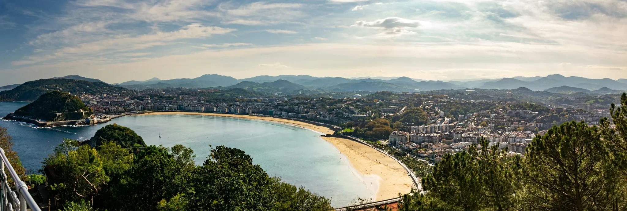 Panoramic view of La Concha Bay in San Sebastian, accessible with our private transfers.