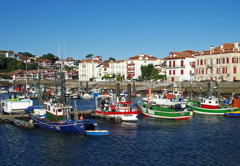 Port de Saint-Jean-de-Luz avec ses bateaux colorés et ses maisons traditionnelles basques.