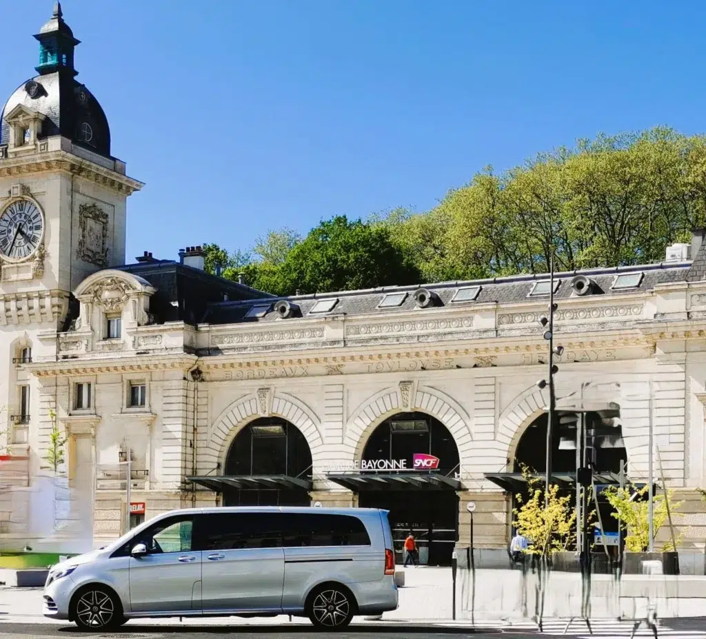 VTC Bayonne chauffeur privé haut de gamme devant la gare de Bayonne
