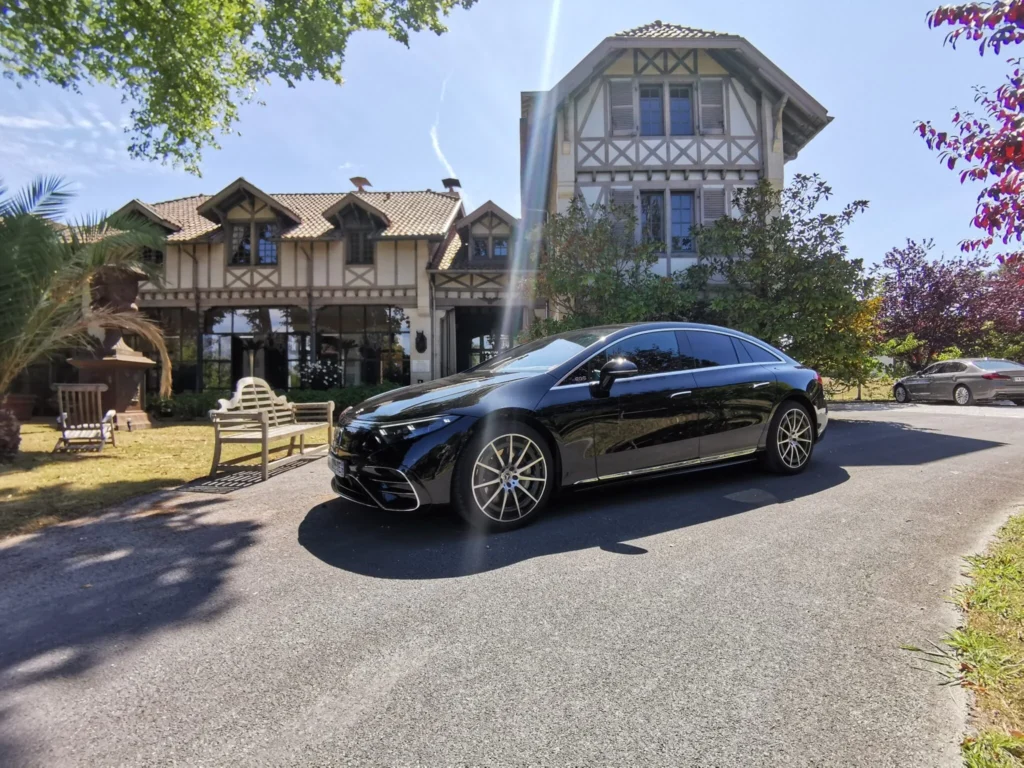 Mercedes Classe S avec chauffeur à Biarritz devant un hôtel de luxe