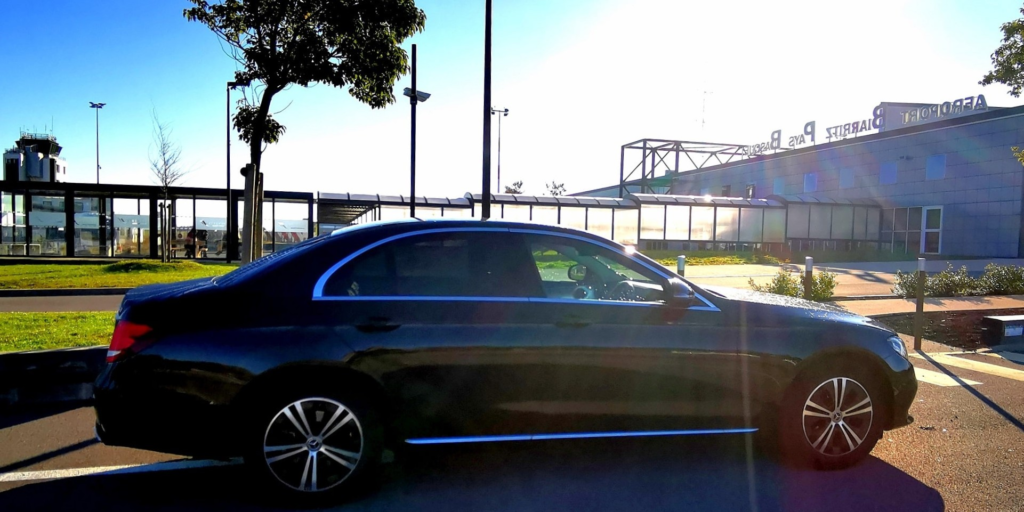 VTC aeroport Biarritz : transfert chauffeur privé premium devant le terminal BIQ