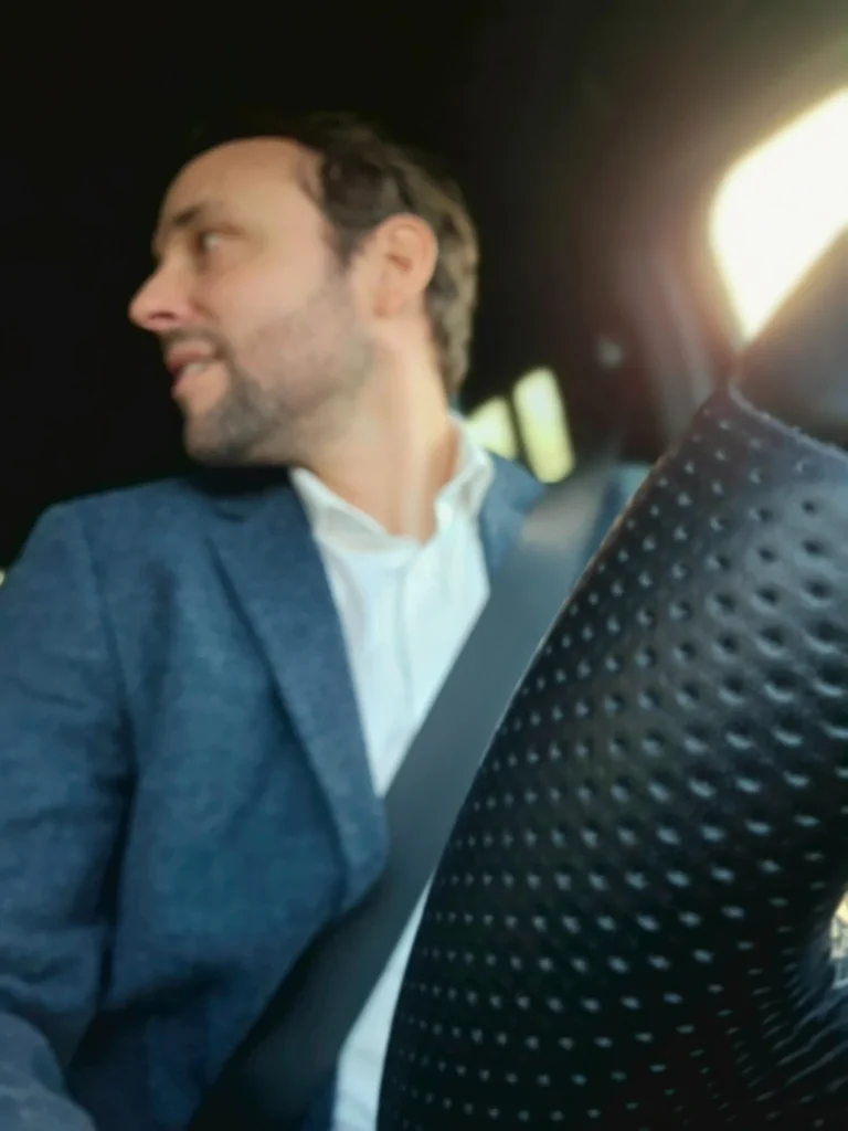 VTC Biarritz : chauffeur professionnel au volant, conduite souple et service sécurisé