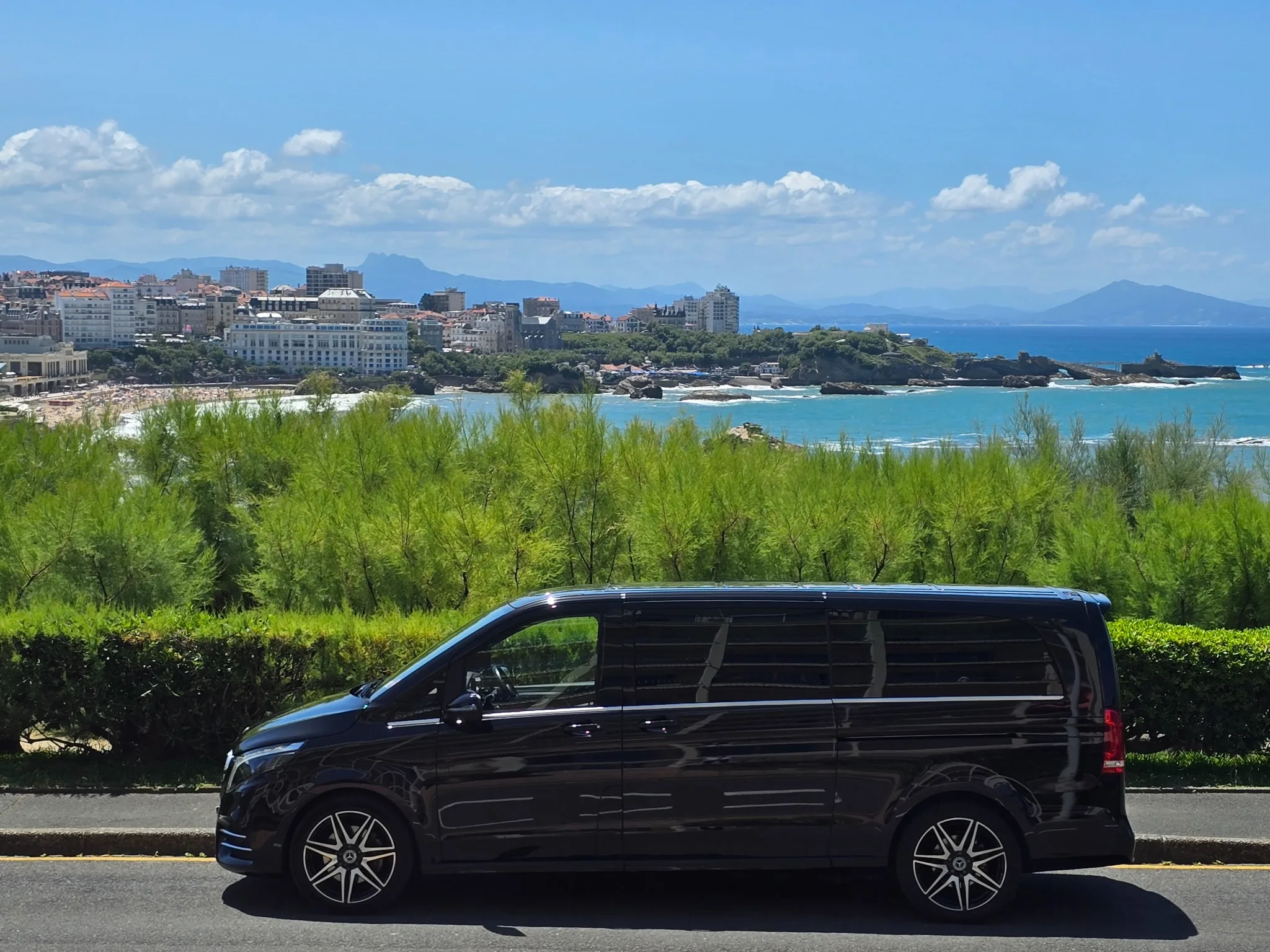 Mercedes V-Class noir en bord de mer – VTC Biarritz chauffeur privé Pays Basque