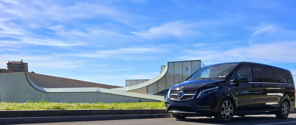 VTC Biarritz : transfert aéroport en van premium, suivi de vol et accueil arrivée