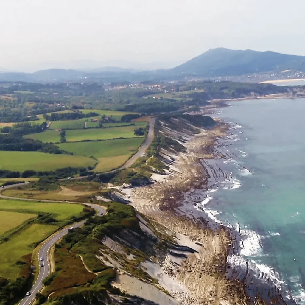VTC Pays Basque Sud Landes – corniche basque vue aérienne du littoral