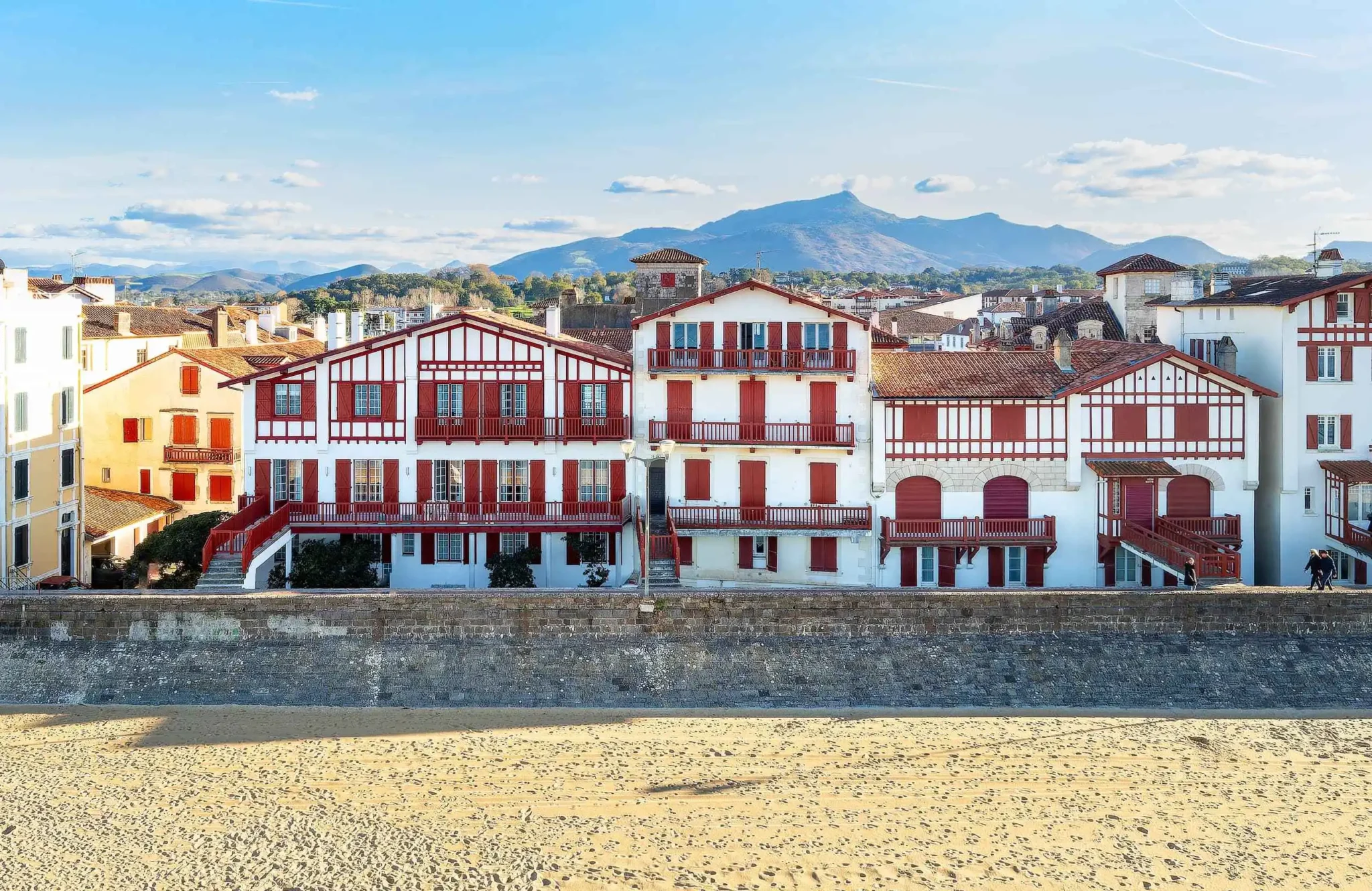 VTC Saint-Jean-de-Luz chauffeur privé face à la plage et aux maisons basques