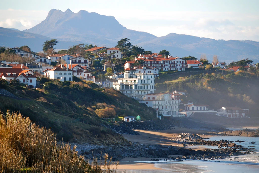 VTC Guéthary chauffeur privé avec vue sur le village et la côte basque