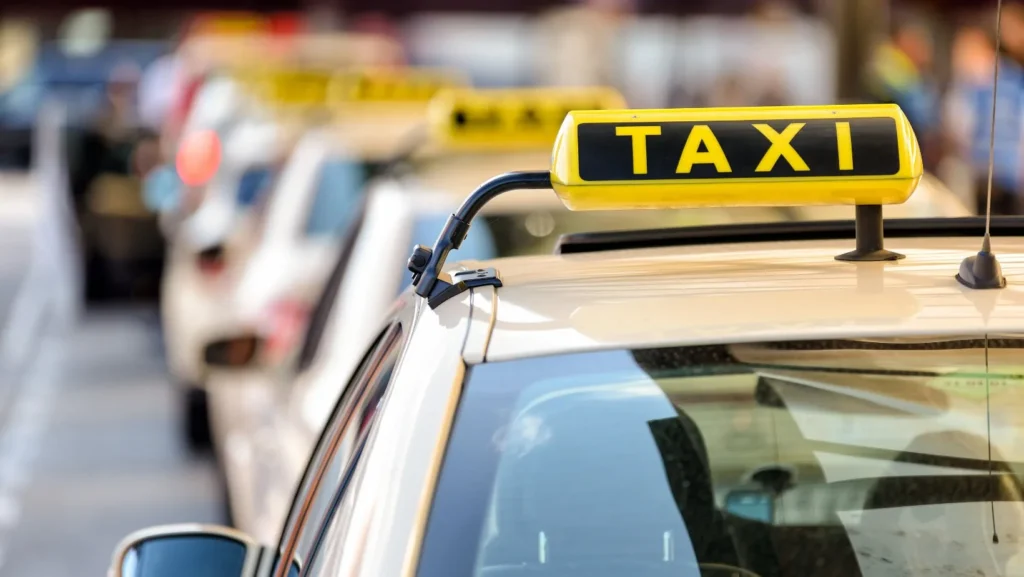 Station de taxis à Biarritz – lumineux taxi jaune au premier plan