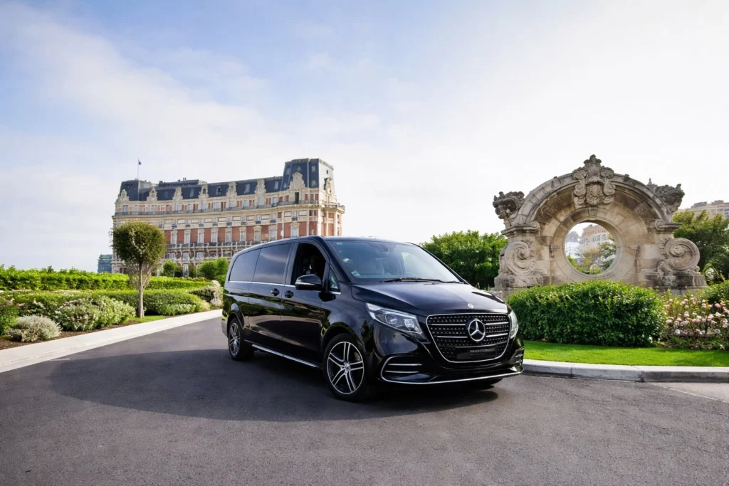 Smart Moov Biarritz – black Mercedes V-Class van at Hôtel du Palais Biarritz gardens
