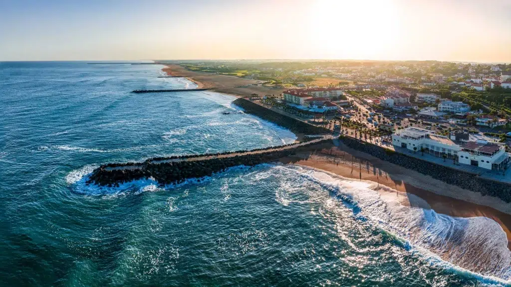 VTC Anglet vue aérienne Côte Basque plages et digue – chauffeur privé Smart Moov