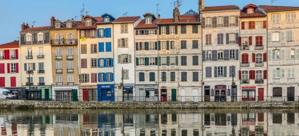 Bayonne riverside houses along the Nive river – Bayonne transfers private chauffeur service