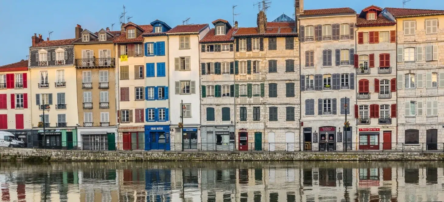 Bayonne riverside houses along the Nive river – Bayonne transfers private chauffeur service