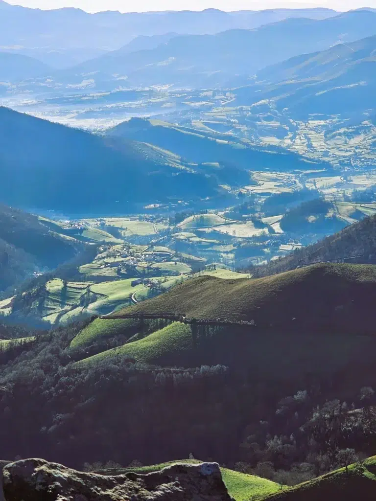 VTC Pays Basque – paysage vallonné du Pays Basque et Pyrénées vu depuis les hauteurs