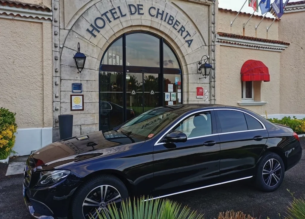 Chauffeur Anglet berline Mercedes devant l'Hôtel de Chiberta