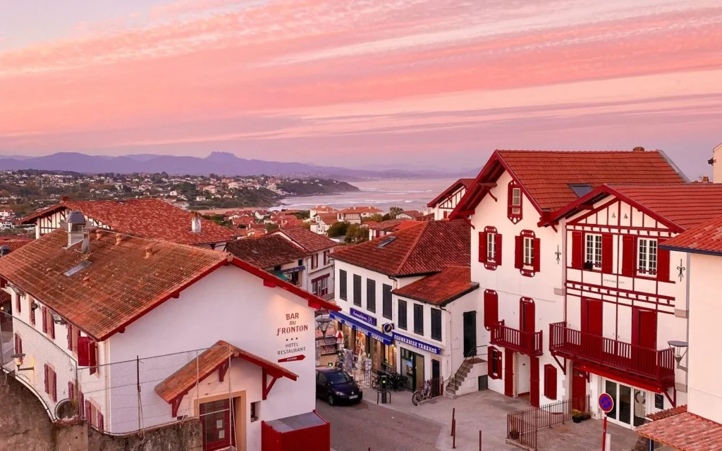 VTC Bidart village basque coucher de soleil maisons rouges et blanches Pyrénées